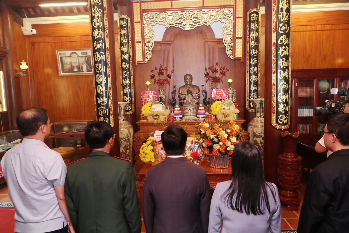 B&iacute; thư Tỉnh ủy Nguyễn Do&atilde;n Anh d&acirc;ng hương tưởng nhớ cố Tổng B&iacute; thư L&ecirc; Khả Phi&ecirc;u