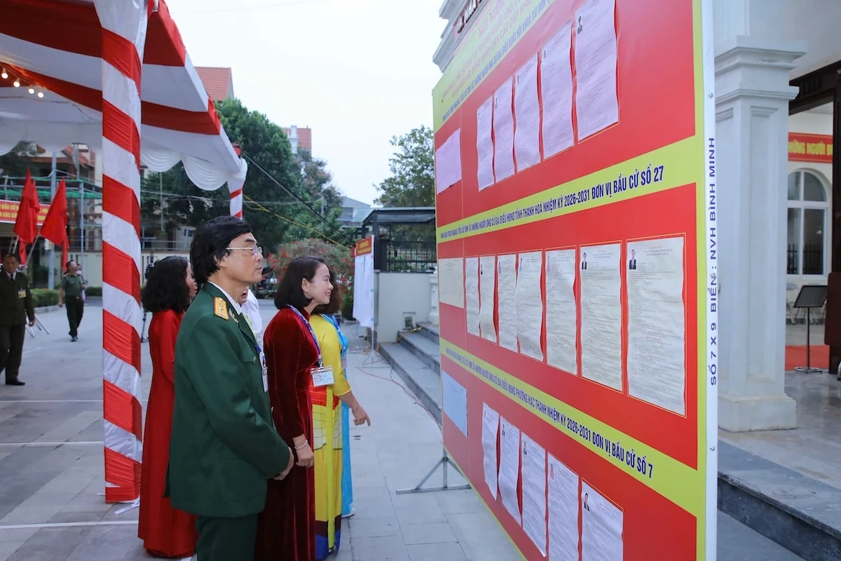 Bí thư Tỉnh ủy Nguyễn Doãn Anh và các đồng chí Phó Bí thư Tỉnh ủy dự lễ khai mạc, bỏ phiếu tại Nhà văn hóa Tổ dân phố Bình Minh