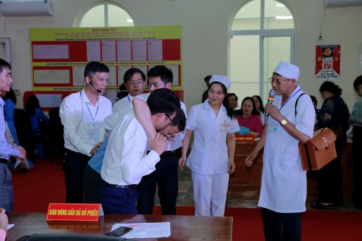 Chủ tịch UBND tỉnh Nguyễn Hoài Anh dự tổng duyệt diễn tập về nghiệp vụ bầu cử tại phường Hạc Thành