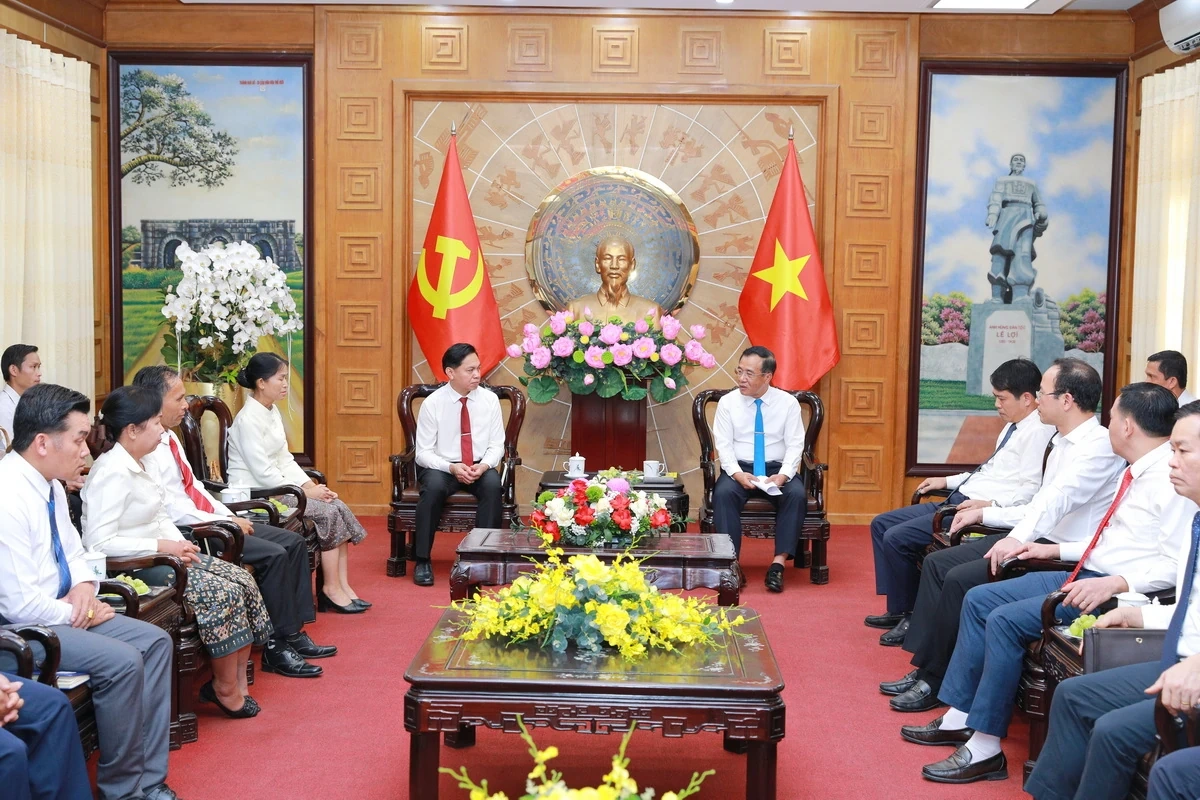 Bí thư Tỉnh ủy Lê Đức Thái tiếp xã giao Đoàn công tác Ban Tuyên huấn tỉnh Hủa Phăn và Đoàn Hội Phật giáo Việt Nam tỉnh Thanh Hóa