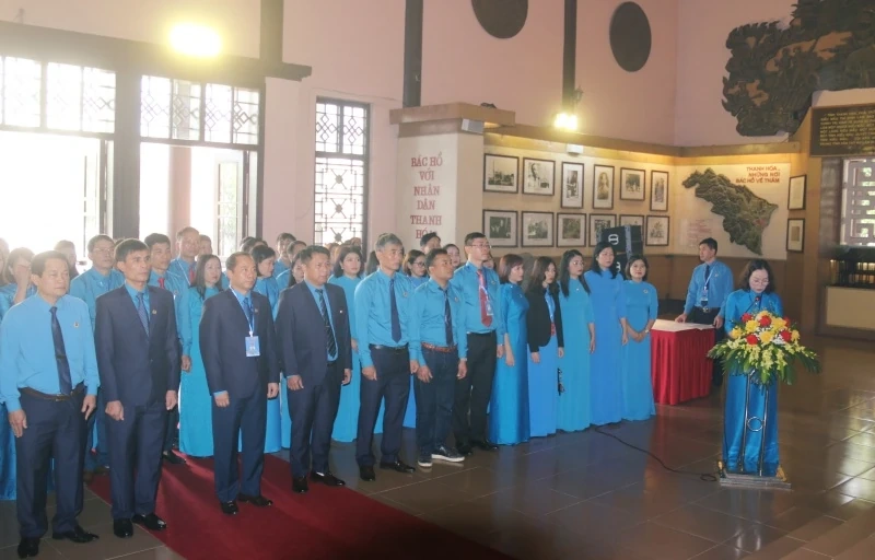 Đo&agrave;n đại biểu dự Đại hội C&ocirc;ng đo&agrave;n tỉnh Thanh H&oacute;a d&acirc;ng hương b&aacute;o c&ocirc;ng Chủ tịch Hồ Ch&iacute; Minh