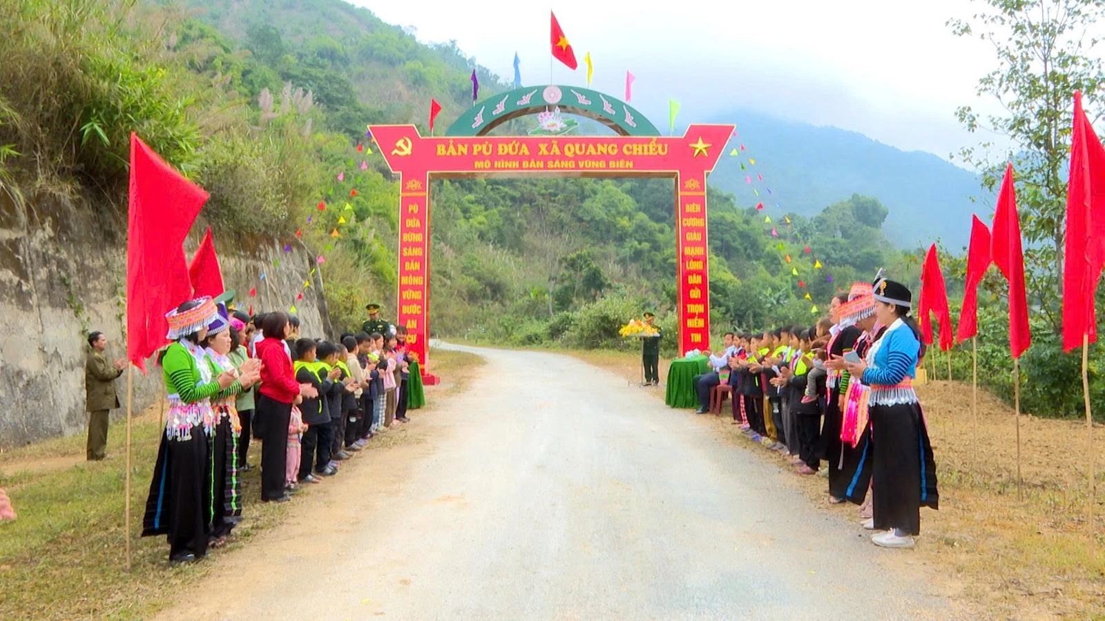 Đồn Bi&ecirc;n ph&ograve;ng Quang Chiểu cắt băng kh&aacute;nh th&agrave;nh cổng ch&agrave;o P&ugrave; Đứa