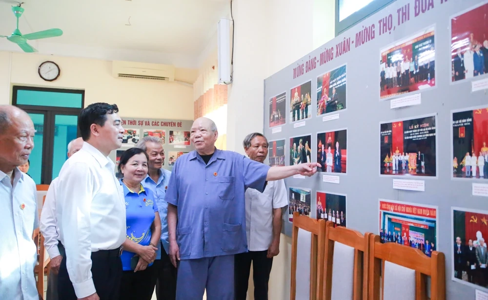 Chủ tịch UBND tỉnh Nguyễn Hoài Anh thăm, chúc mừng Câu lạc bộ Hàm Rồng nhân kỷ niệm 44 năm thành lập