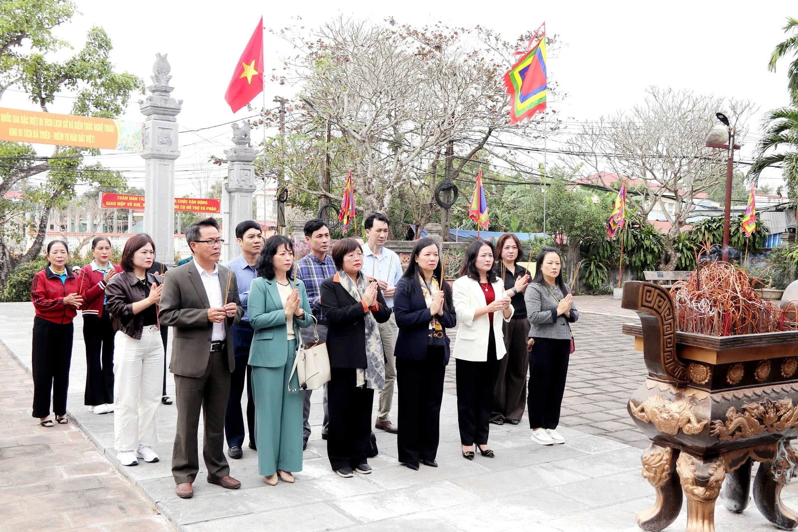 Ph&oacute; Chủ tịch Trung ương Hội LHPN Việt Nam thăm, tặng qu&agrave; Mẹ Việt Nam anh h&ugrave;ng, trẻ mồ c&ocirc;i v&agrave; phụ nữ kh&oacute; khăn