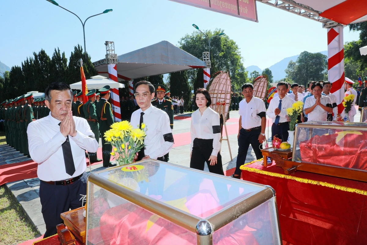Truy điệu, an táng 19 hài cốt liệt sĩ quân tình nguyện và chuyên gia Việt Nam hy sinh tại Lào an nghỉ tại Nghĩa trang Liệt sĩ Quốc tế Đồng Tâm