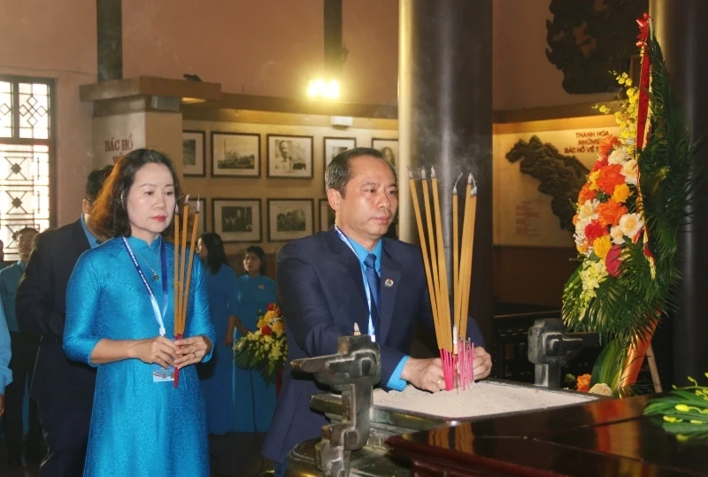 Đo&agrave;n đại biểu dự Đại hội C&ocirc;ng đo&agrave;n tỉnh Thanh H&oacute;a d&acirc;ng hương b&aacute;o c&ocirc;ng Chủ tịch Hồ Ch&iacute; Minh