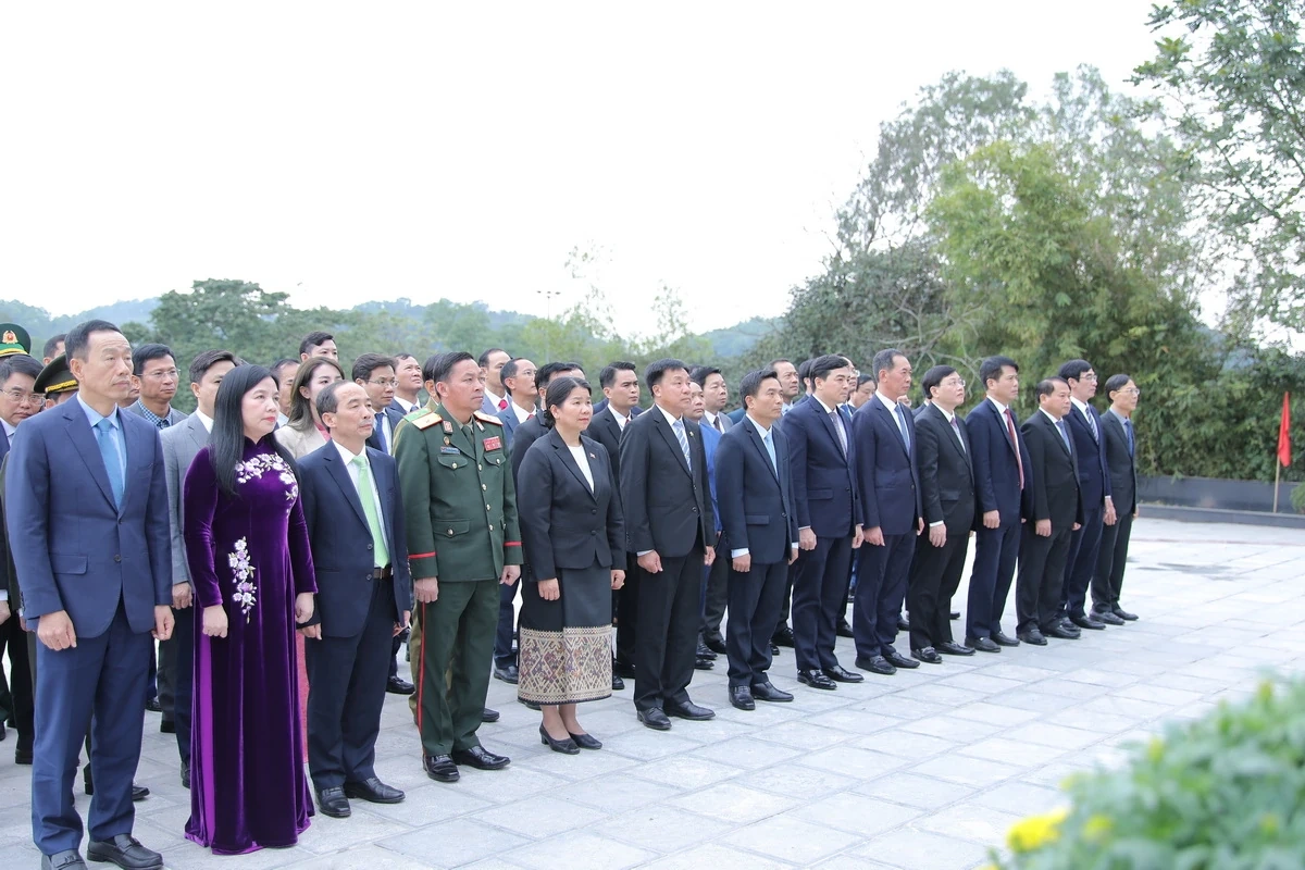 Đoàn đại biểu cấp cao hai tỉnh Thanh Hóa - Hủa Phăn dâng hương Anh hùng dân tộc Lê Lợi, Chủ tịch Hồ Chí Minh và các Anh hùng liệt sĩ