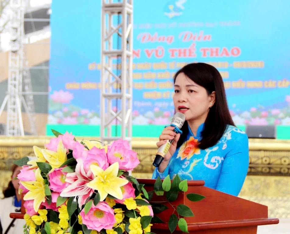 Hơn 700 phụ nữ phường Hạc Thành đồng diễn dân vũ kỷ niệm ngày Quốc tế Phụ nữ 8/3