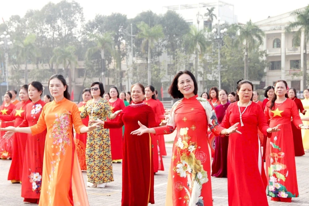 Hơn 700 phụ nữ phường Hạc Thành đồng diễn dân vũ kỷ niệm ngày Quốc tế Phụ nữ 8/3