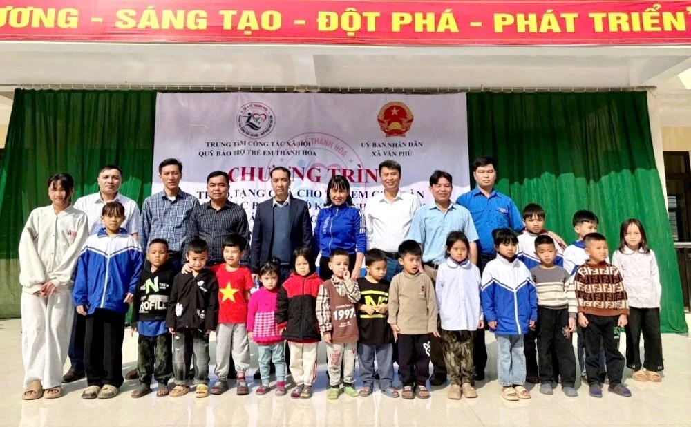 Tặng qu&agrave; cho trẻ em c&oacute; ho&agrave;n cảnh đặc biệt kh&oacute; khăn nh&acirc;n dịp Tết Nguy&ecirc;n đ&aacute;n B&iacute;nh Ngọ 2026