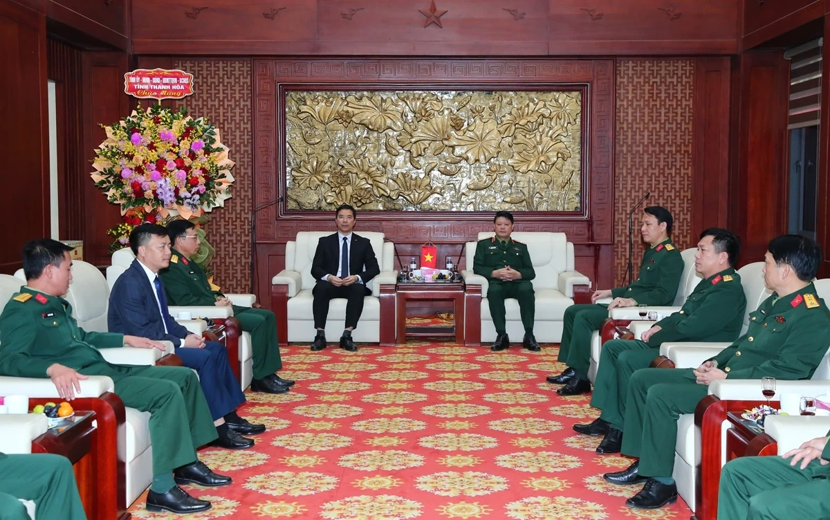 Ph&oacute; B&iacute; thư Thường trực Tỉnh ủy Nguyễn Hồng Phong thăm, ch&uacute;c mừng Bộ Tư lệnh Qu&acirc;n khu 4