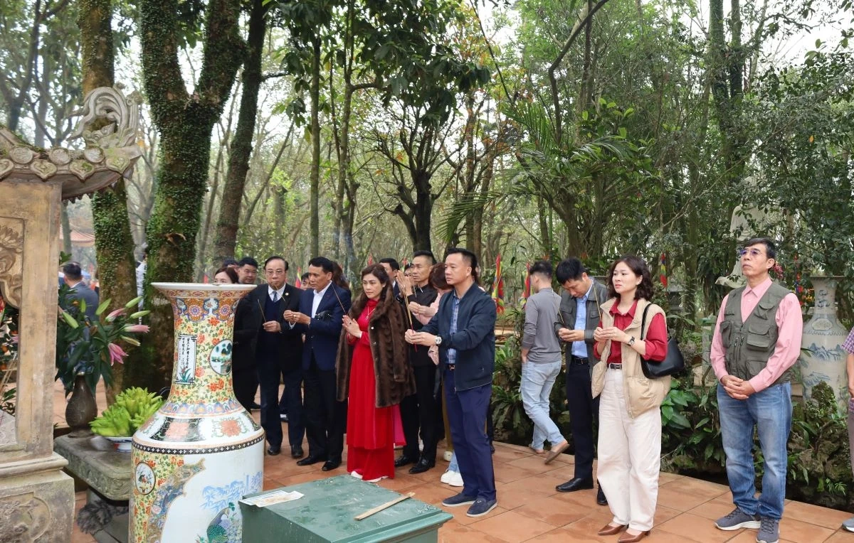 Hiệp hội Doanh nghiệp tỉnh dâng hương tại các di tích trọng điểm và gặp gỡ, giao lưu doanh nhân, doanh nghiệp