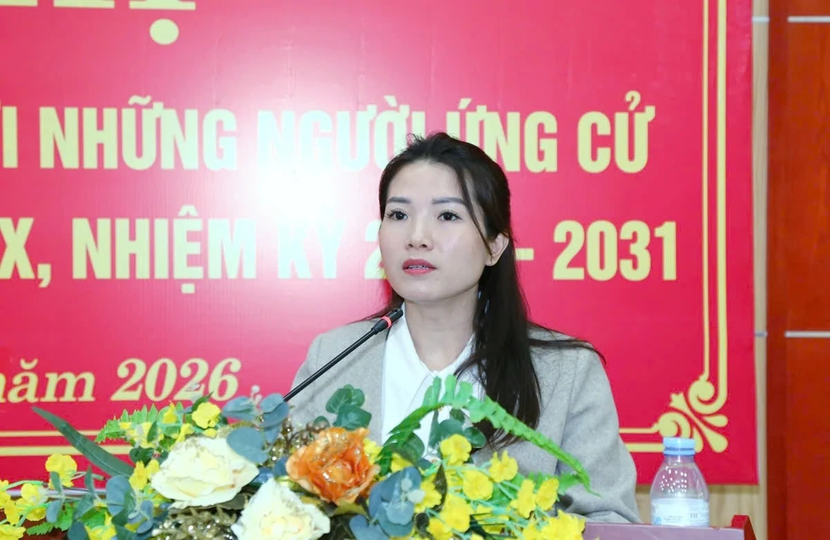 Phó Bí thư Thường trực Tỉnh ủy Nguyễn Hồng Phong và các ứng cử viên đại biểu HĐND tỉnh vận động bầu cử tại đơn vị bầu cử số 24
