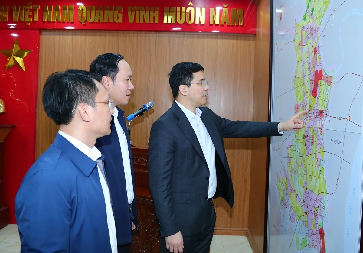 Ph&oacute; B&iacute; thư Thường trực Tỉnh ủy Nguyễn Hồng Phong thăm, l&agrave;m việc tại x&atilde; Hoa Lộc