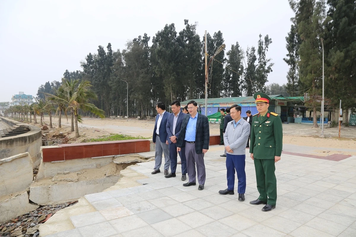 Ph&oacute; Chủ tịch Thường trực UBND tỉnh Mai Xu&acirc;n Li&ecirc;m kiểm tra c&aacute;c điểm sạt lở c&ocirc;ng tr&igrave;nh k&egrave; bờ biển x&atilde; Hoằng Thanh, Hoằng Tiến