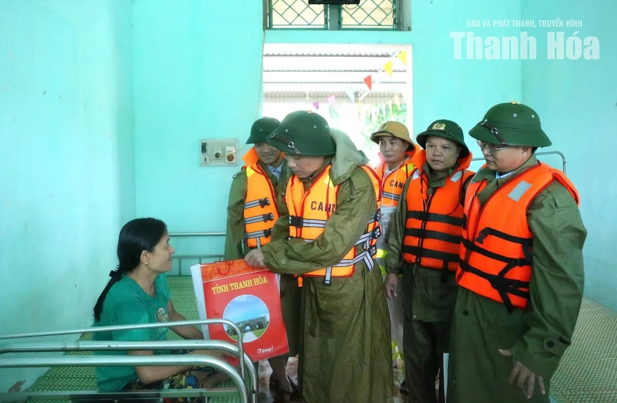 Chủ tịch UBND tỉnh Tô Anh Dũng kiểm tra, chỉ đạo, động viên người dân vùng lũ Kim Tân