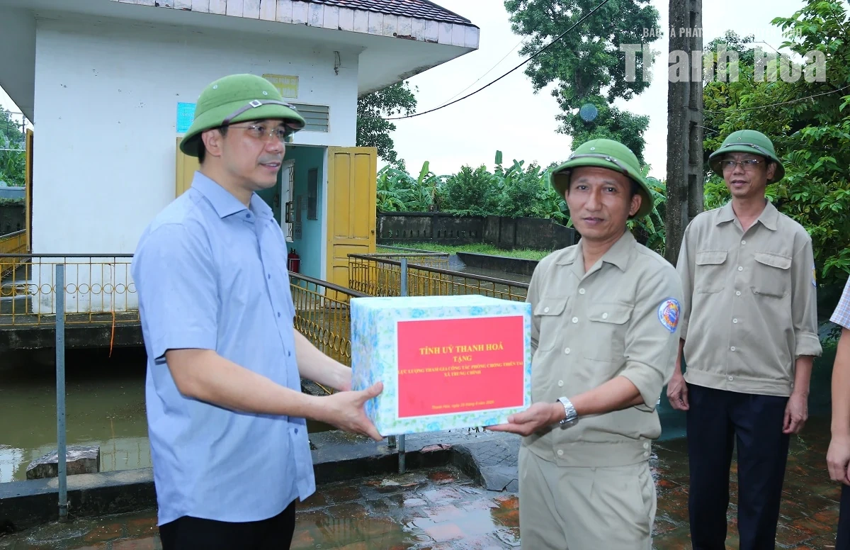 Phó Bí thư Thường trực Tỉnh ủy Nguyễn Hồng Phong kiểm tra, chỉ đạo ứng phó với mưa bão