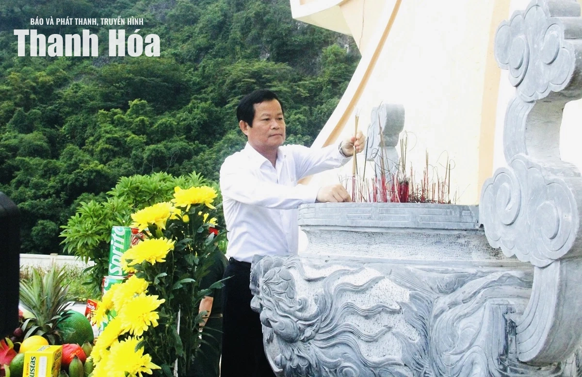 Phó Chủ tịch HĐND tỉnh Nguyễn Quang Hải viếng các Anh hùng liệt sĩ; thăm, tặng quà gia đình chính sách