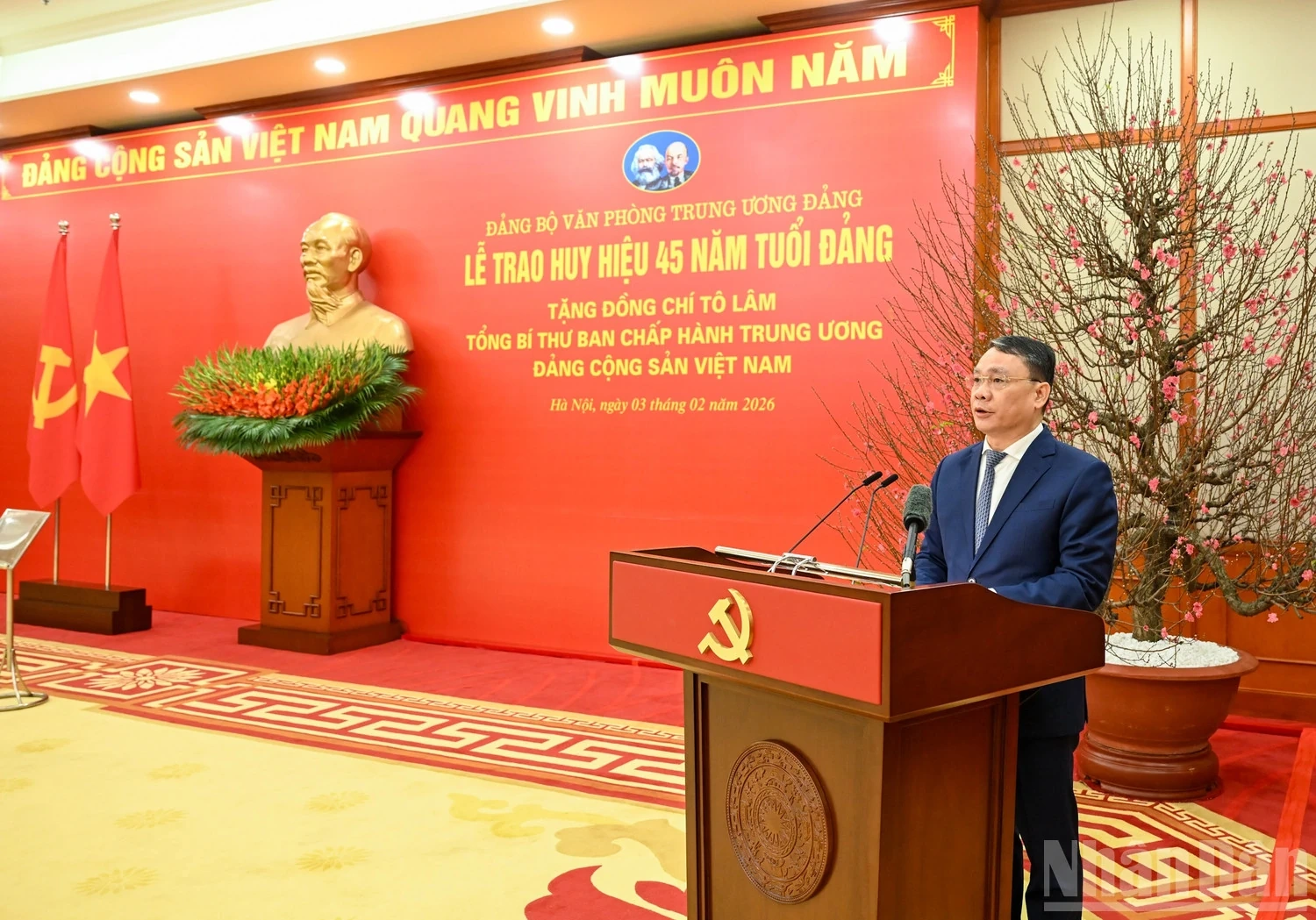 Trao Huy hiệu 45 năm tuổi Đảng, tặng đồng chí Tổng Bí thư Tô Lâm