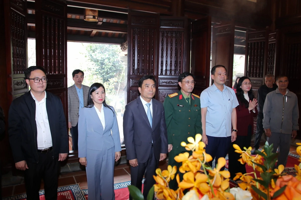 B&iacute; thư Tỉnh ủy Nguyễn Do&atilde;n Anh d&acirc;ng hương tưởng nhớ cố Tổng B&iacute; thư L&ecirc; Khả Phi&ecirc;u