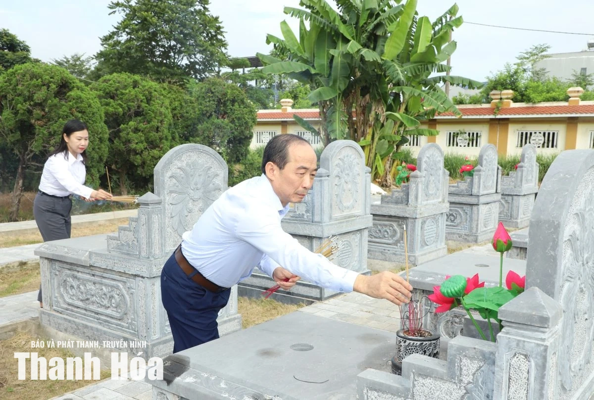 Phó Chủ tịch Thường trực HĐND tỉnh Lê Tiến Lam viếng các Anh hùng liệt sĩ; thăm, tặng quà gia đình chính sách