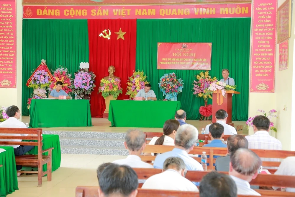 Phó Chủ tịch UBND tỉnh Cao Văn Cường dự Hội nghị sơ kết Chi bộ thôn 2, xã Thạch Bình