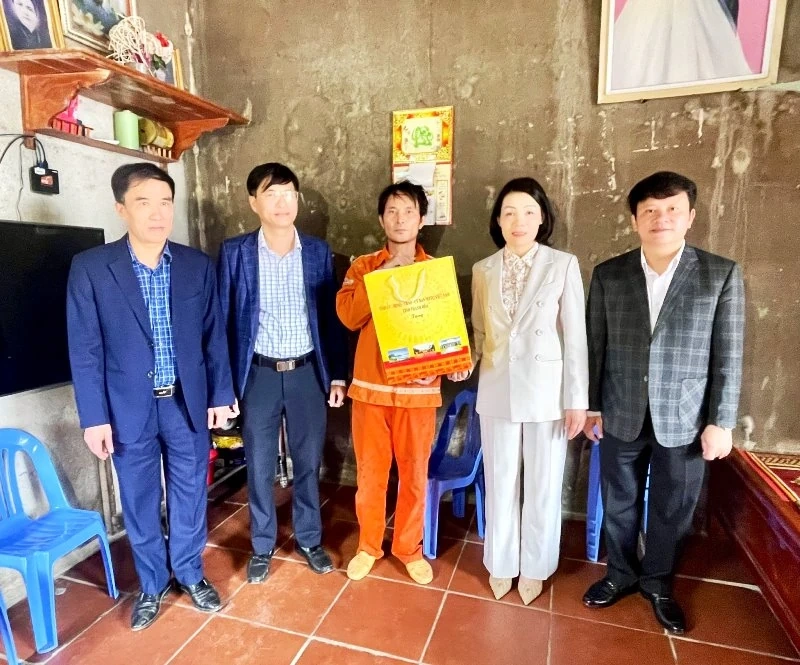 Ph&oacute; Chủ tịch Thường trực Ủy ban MTTQ tỉnh d&acirc;ng hương tại Khu Di t&iacute;ch lịch sử c&aacute;ch mạng Y&ecirc;n Trường v&agrave; thăm, ch&uacute;c Tết tại c&aacute;c x&atilde; Thọ Lập, Sao V&agrave;ng