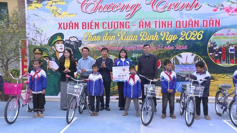 Xu&acirc;n bi&ecirc;n cương - Ấm t&igrave;nh qu&acirc;n d&acirc;n 