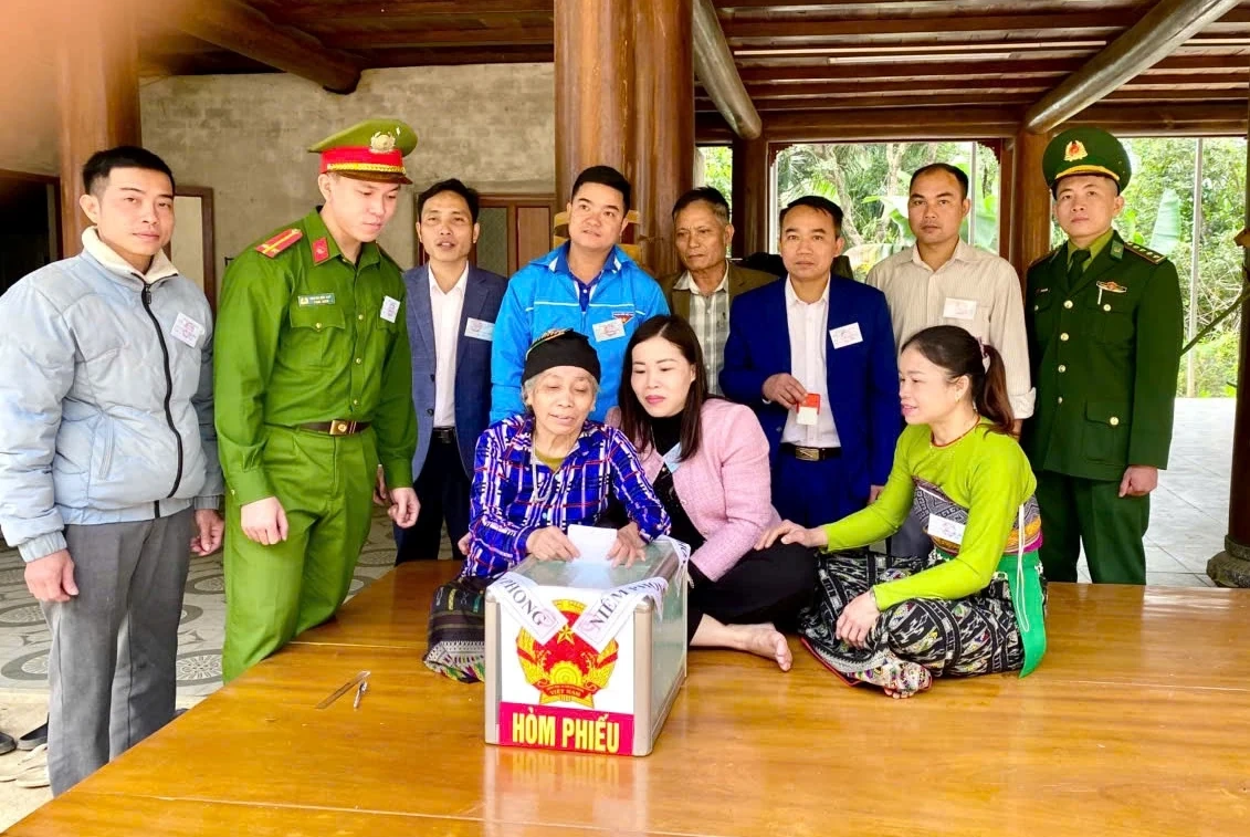 Phụ nữ Thanh Hóa mang sắc phục dân tộc, áo dài truyền thống trong ngày hội lớn