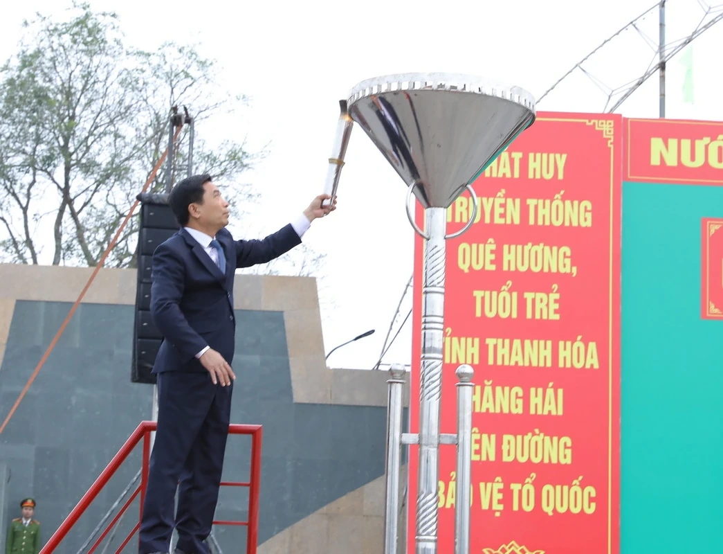 Bí thư Tỉnh ủy Nguyễn Doãn Anh và Thứ trưởng Bộ Quốc phòng Lê Đức Thái dự lễ giao nhận quân tại phường Hạc Thành