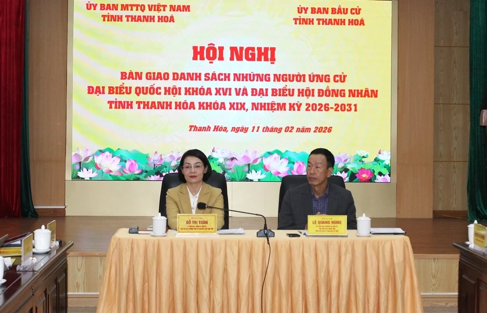 Bàn giao danh sách những người ứng cử ĐBQH khóa XVI và đại biểu HĐND tỉnh Thanh Hóa