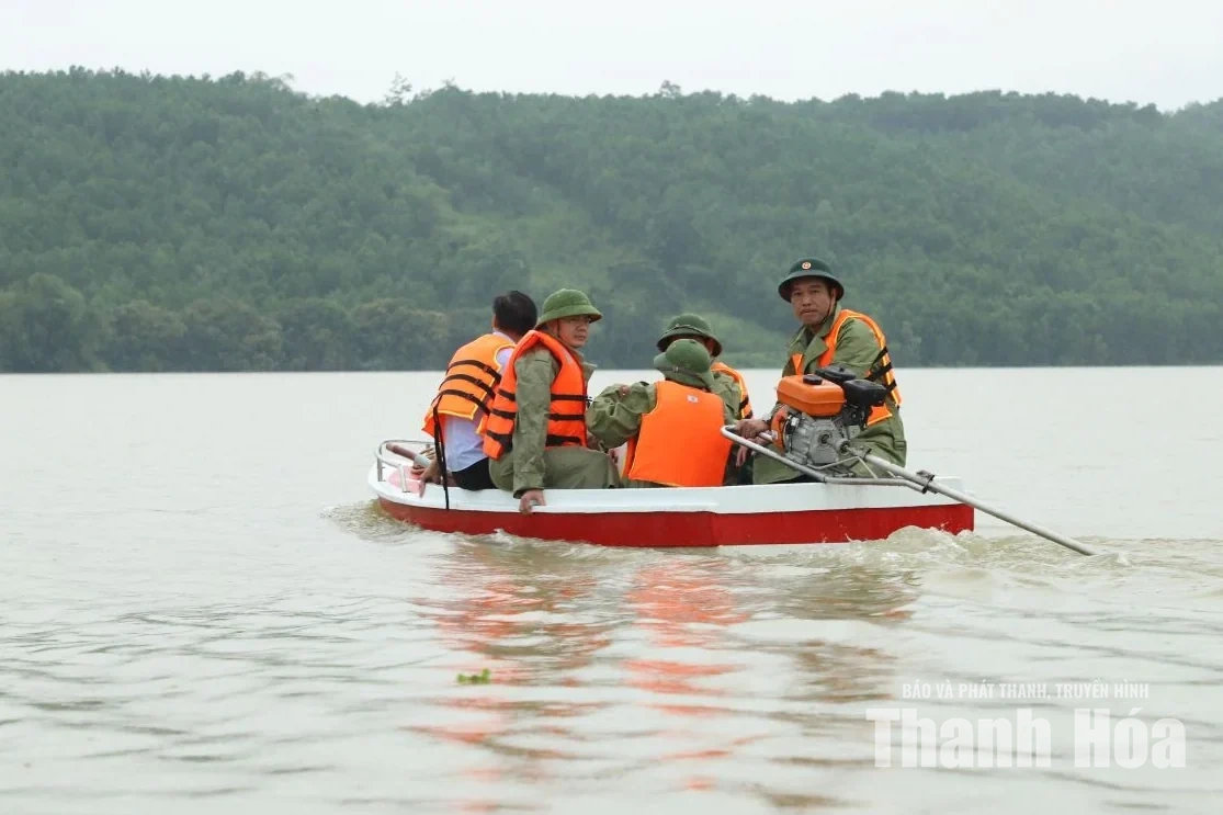 Phó Bí thư Tỉnh ủy Trịnh Tuấn Sinh thăm hỏi tình hình đời sống người dân vùng lũ Vân Du
