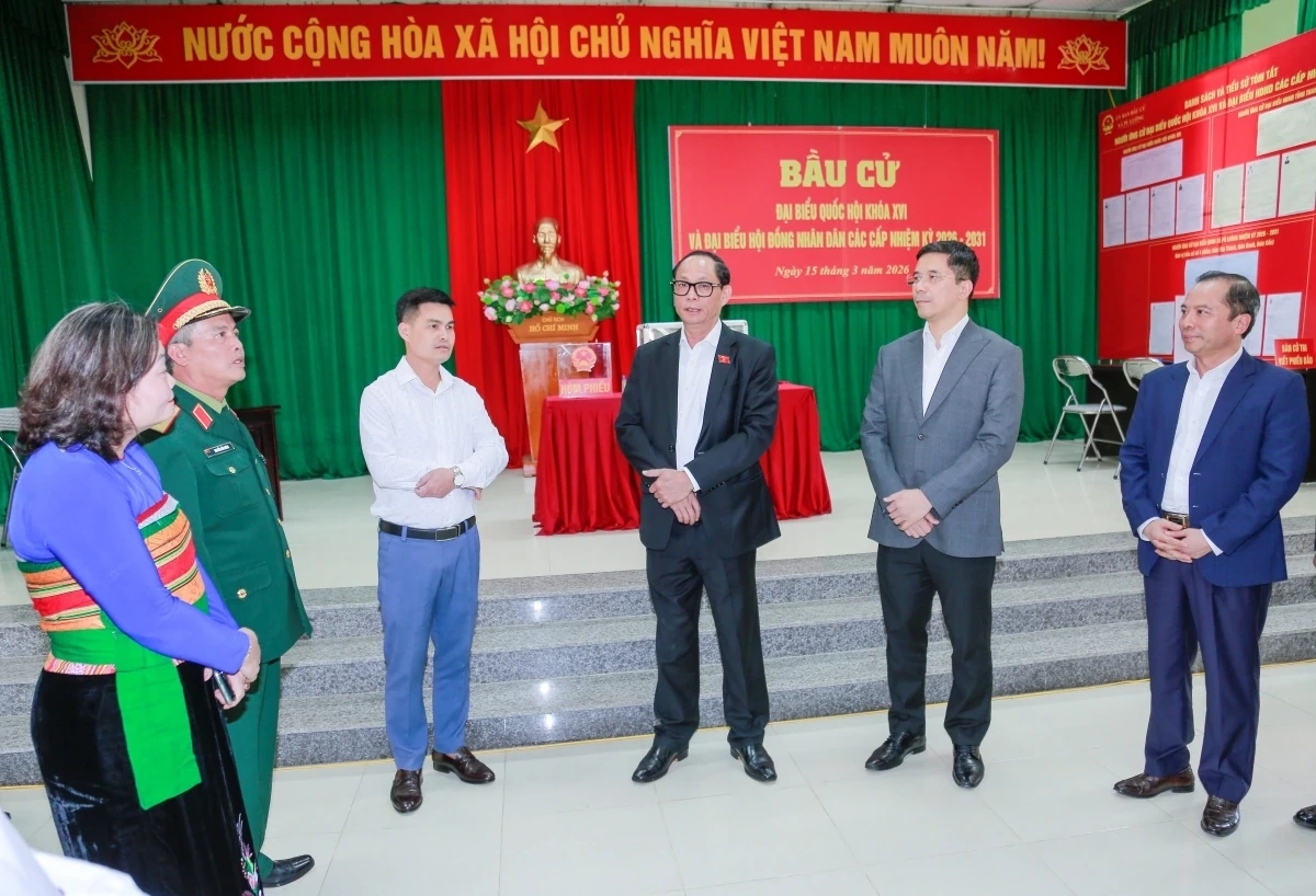 Phó Chủ tịch Quốc hội Trần Quang Phương kiểm tra, giám sát công tác chuẩn bị bầu cử tại xã Pù Luông