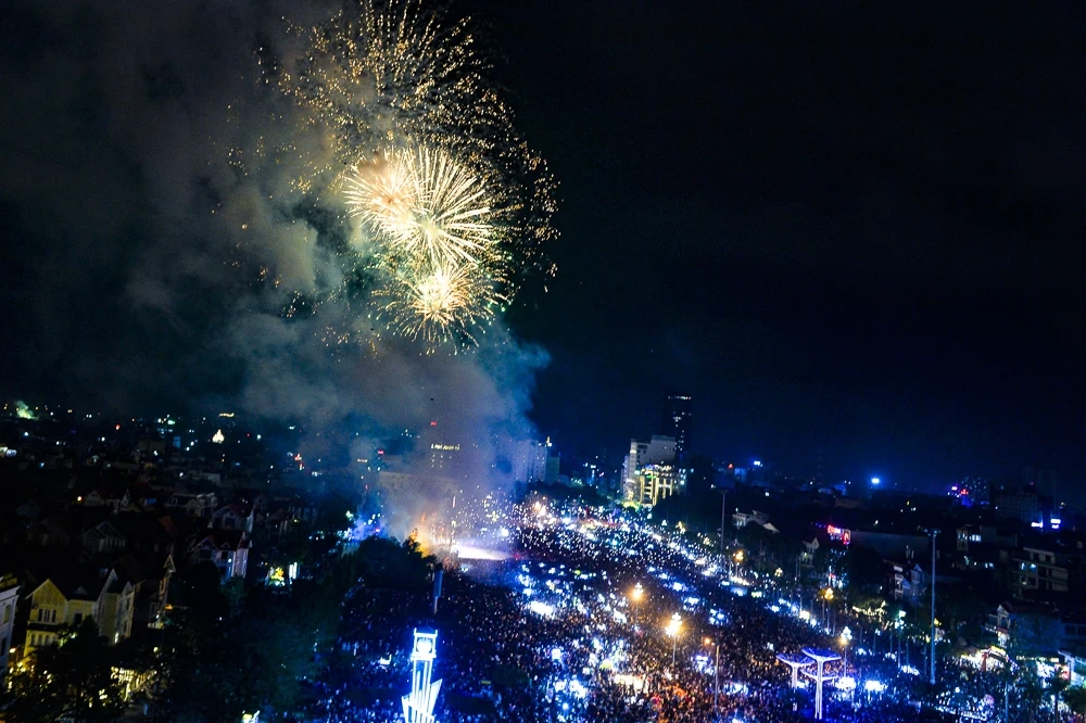 Rực rỡ ph&aacute;o hoa ch&agrave;o đ&oacute;n thời khắc bước sang năm mới 2026