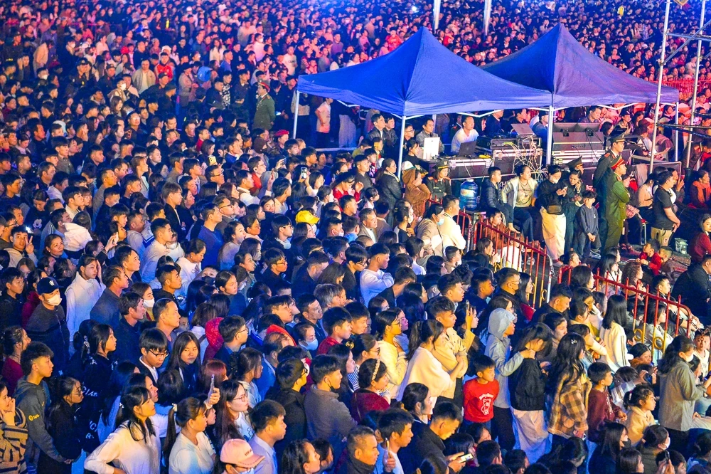 Rực rỡ ph&aacute;o hoa ch&agrave;o đ&oacute;n thời khắc bước sang năm mới 2026