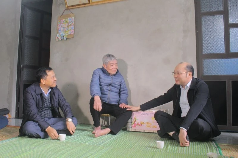 Phó Chủ tịch UBND tỉnh Cao Văn Cường thăm, tặng quà Tết tại xã Linh Sơn và các đồn biên phòng