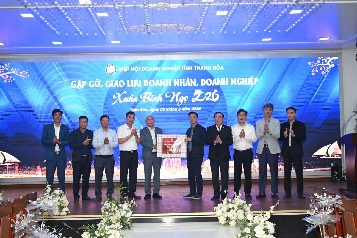 Hiệp hội Doanh nghiệp tỉnh dâng hương tại các di tích trọng điểm và gặp gỡ, giao lưu doanh nhân, doanh nghiệp