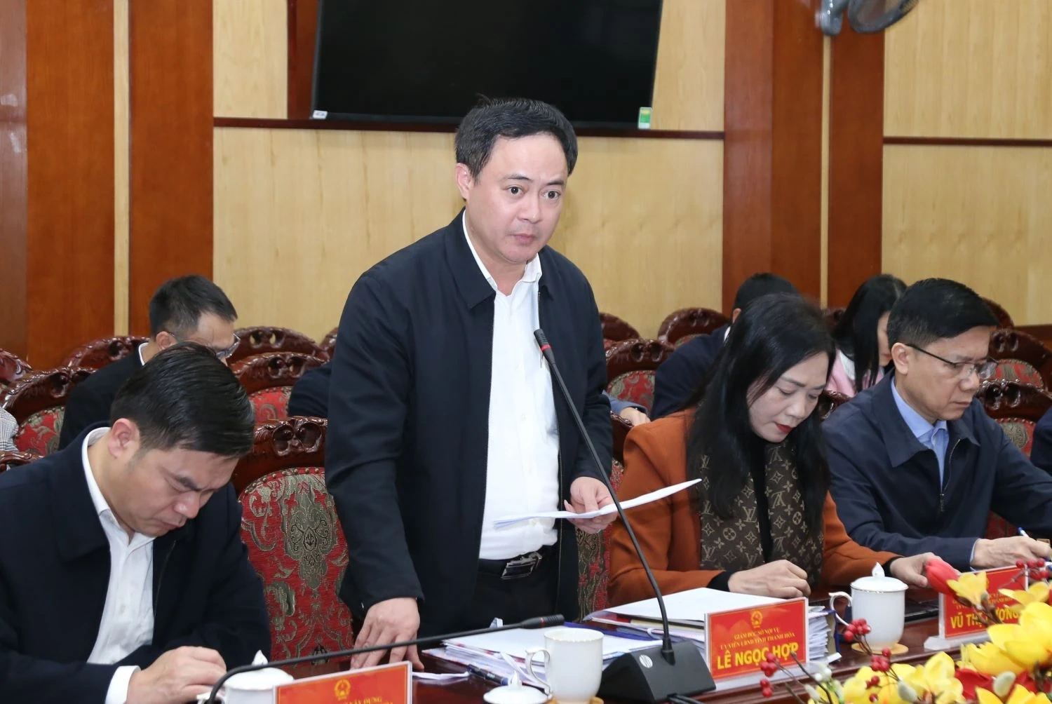 Chủ tịch UBND tỉnh chủ tr&igrave; phi&ecirc;n họp cho &yacute; kiến v&agrave;o c&aacute;c đề &aacute;n sắp xếp đơn vị sự nghiệp c&ocirc;ng lập