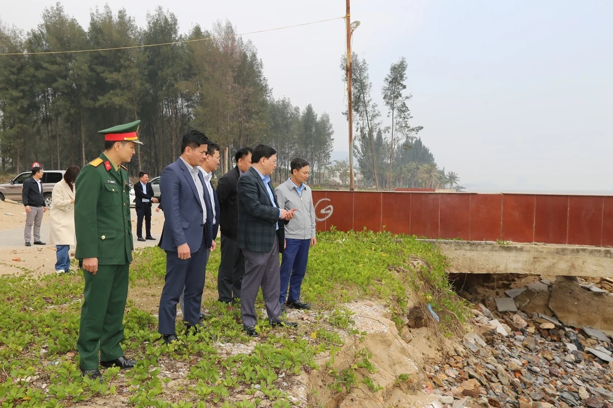 Ph&oacute; Chủ tịch Thường trực UBND tỉnh Mai Xu&acirc;n Li&ecirc;m kiểm tra c&aacute;c điểm sạt lở c&ocirc;ng tr&igrave;nh k&egrave; bờ biển x&atilde; Hoằng Thanh, Hoằng Tiến