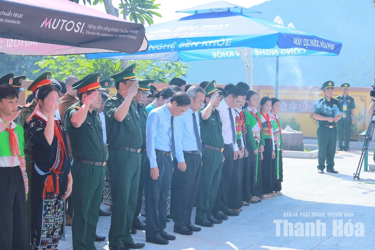 Đoàn đại biểu tỉnh Thanh Hóa dâng hương tưởng niệm các Anh hùng liệt sĩ tại Mường Lát