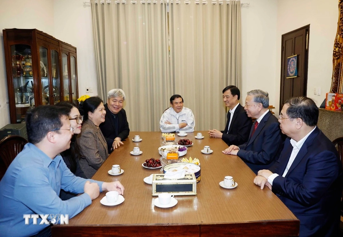 Tổng Bí thư Tô Lâm thắp hương tưởng nhớ các đồng chí nguyên lãnh đạo Đảng, Nhà nước