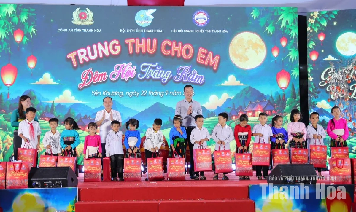 Mang tiếng cười và sự quan tâm, sẻ chia đến với trẻ em nơi biên giới Yên Khương