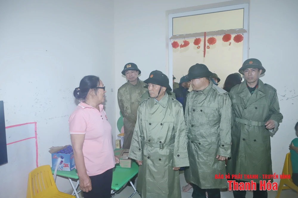 Bí thư Tỉnh ủy Nguyễn Doãn Anh kiểm tra công tác ứng phó bão số 5 và thăm hỏi, động viên người dân sơ tán tránh trú bão