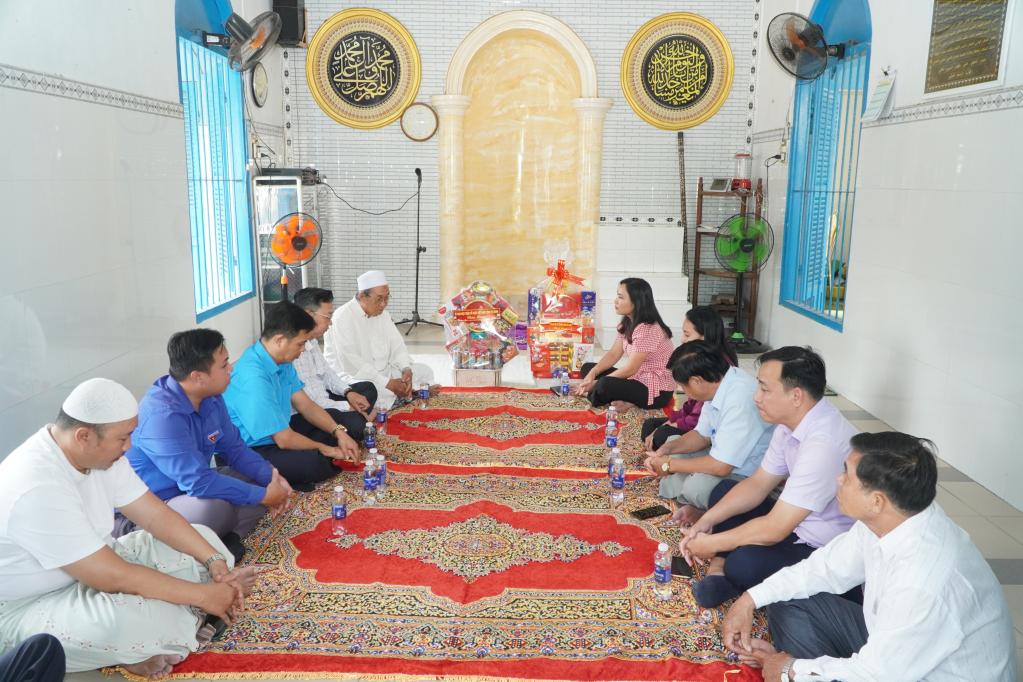 Đoàn lãnh đạo tỉnh thăm, chúc mừng Lễ xả chay Raya Ramadhan của đồng bào dân tộc Chăm tại xã Lương Hòa