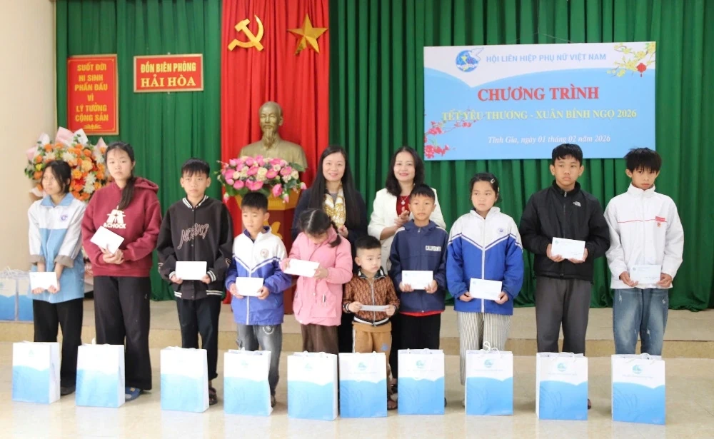 Ph&oacute; Chủ tịch Trung ương Hội LHPN Việt Nam thăm, tặng qu&agrave; Mẹ Việt Nam anh h&ugrave;ng, trẻ mồ c&ocirc;i v&agrave; phụ nữ kh&oacute; khăn