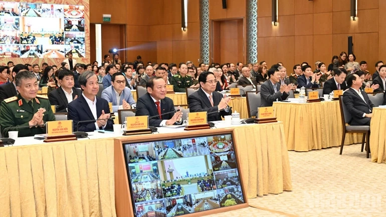 X&acirc;y dựng con người Việt Nam ph&aacute;t triển to&agrave;n diện, m&ocirc;i trường văn h&oacute;a nh&acirc;n văn, văn minh v&agrave; hiện đại