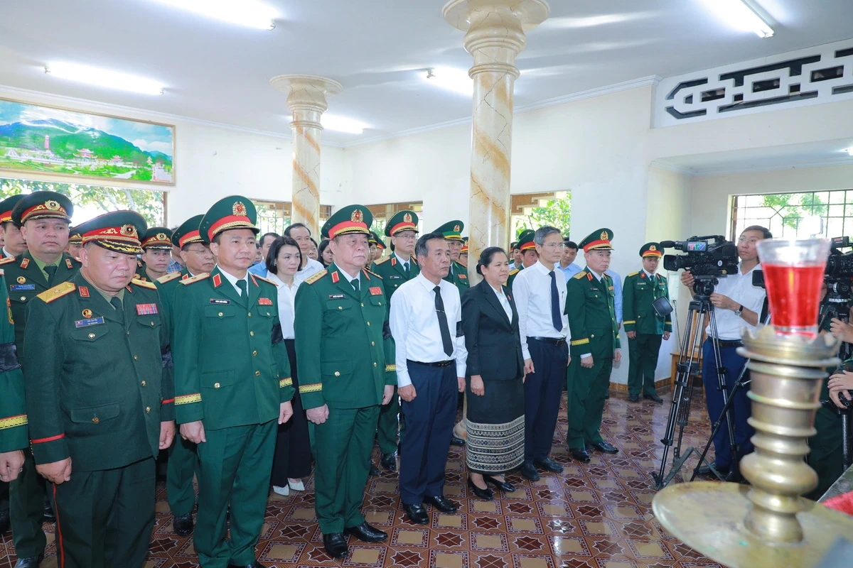 Truy điệu, an táng 19 hài cốt liệt sĩ quân tình nguyện và chuyên gia Việt Nam hy sinh tại Lào an nghỉ tại Nghĩa trang Liệt sĩ Quốc tế Đồng Tâm