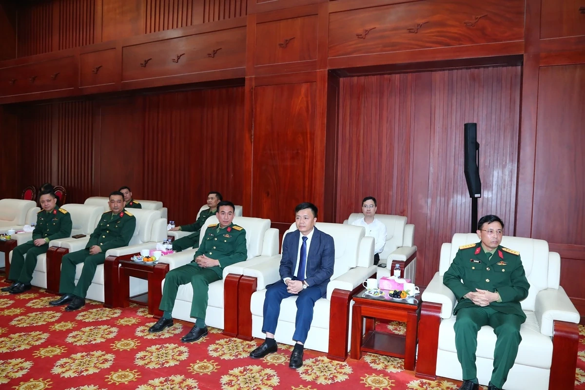 Ph&oacute; B&iacute; thư Thường trực Tỉnh ủy Nguyễn Hồng Phong thăm, ch&uacute;c mừng Bộ Tư lệnh Qu&acirc;n khu 4