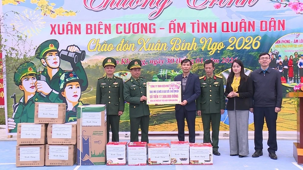 Xu&acirc;n bi&ecirc;n cương - Ấm t&igrave;nh qu&acirc;n d&acirc;n 