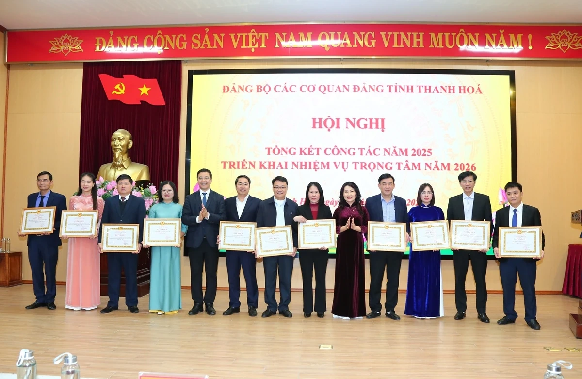 Ph&aacute; vỡ t&iacute;nh bảo thủ, tr&igrave; trệ, thay đổi tư duy, nhận thức nhằm tạo ra sức chiến đấu của tổ chức cơ sở đảng